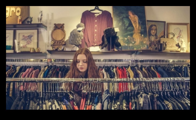 كنوز متجر التوفير: مغامرات إعادة تدوير الملابس التي يمكنك صنعها بنفسك